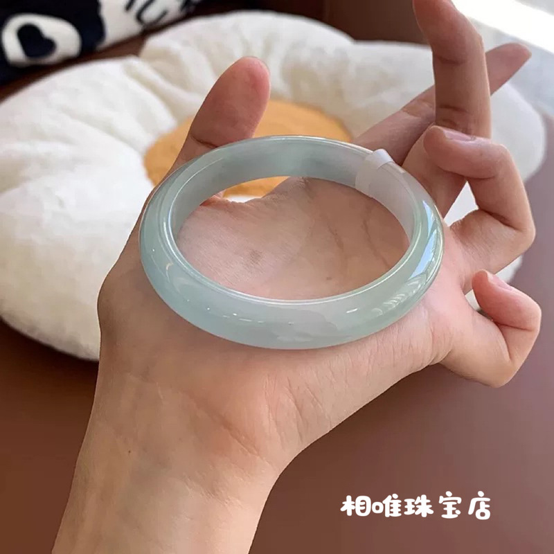 薄緑色の緑豆色のビルマ産氷蝋質ジェダイトの上質な翡翠ブレスレ - Lighting のレビューと価格