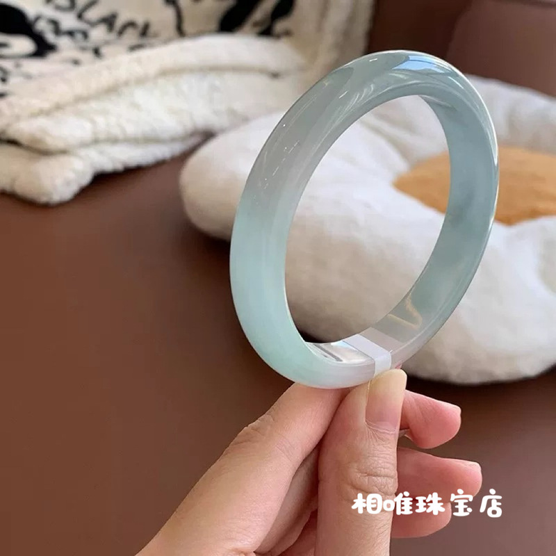 薄緑色の緑豆色のビルマ産氷蝋質ジェダイトの上質な翡翠ブレスレ - Lighting のレビューと価格