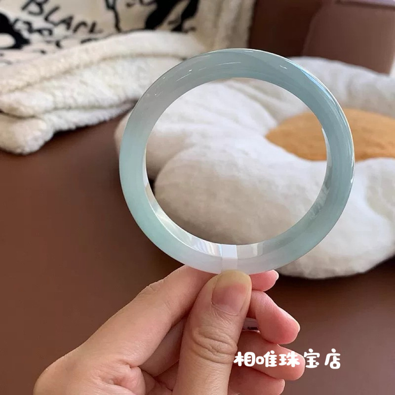 薄緑色の緑豆色のビルマ産氷蝋質ジェダイトの上質な翡翠ブレスレ - Lighting のレビューと価格